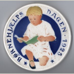 Brnehjlpsdagen 1925. Alumenia. 9cm. i diameter. Lidt slidt.