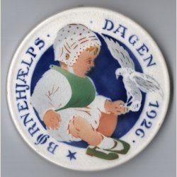 Brnehjlpsdagen 1926. Alumenia. 9cm. i diameter. Lidt slidt.