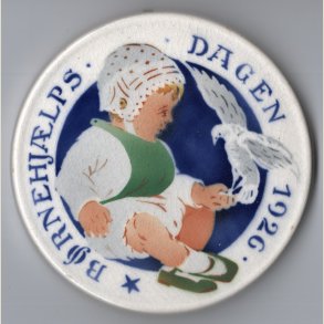 Brnehjlpsdagen 1926. Alumenia. 9cm. i diameter. Lidt slidt.