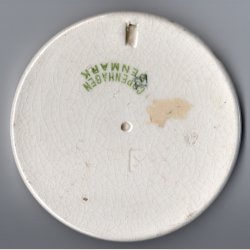 Brnehjlpsdagen 1925. Alumenia. 9cm. i diameter. Lidt slidt.