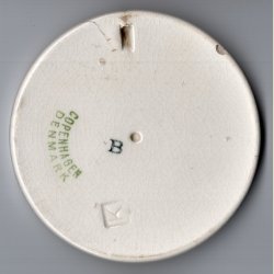 Brnehjlpsdagen 1926. Alumenia. 9cm. i diameter. Lidt slidt.